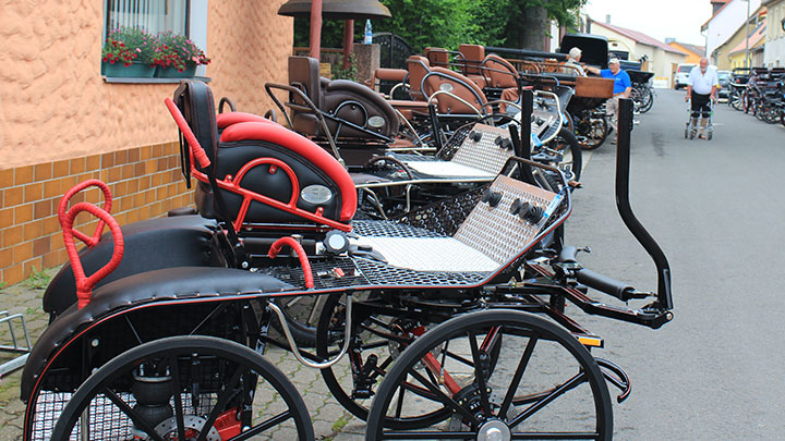 aufgereihte Kutschen entlang einer Straße