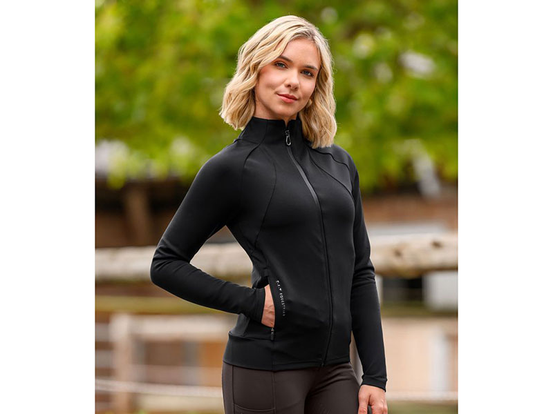 blonde Frau mit schwarzer Funktionsjacke