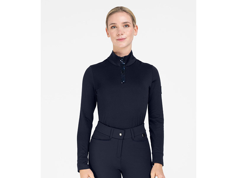 Frau mit tiefblauem Shirt