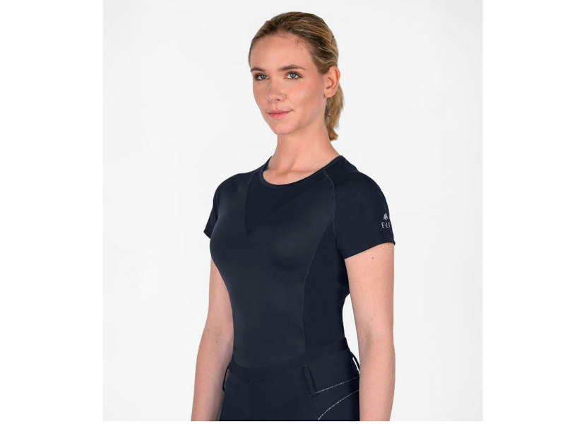 Reiterin mit schwarzem Funktionsshirt