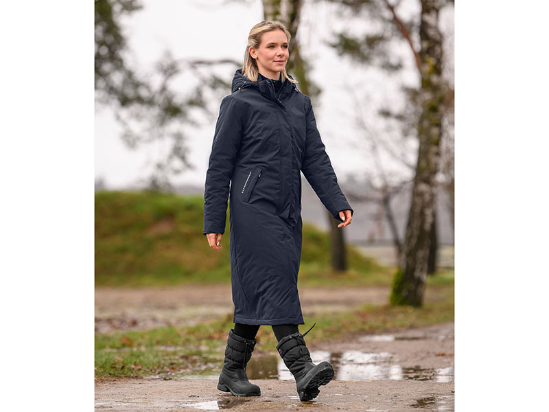 Frau mit  blauem Winter Reitmantel