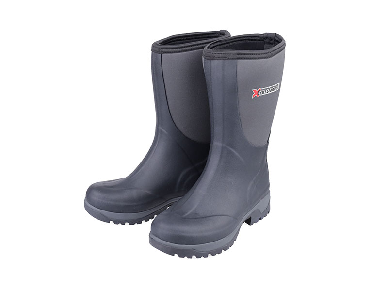 schwarze halbhohe Stiefel