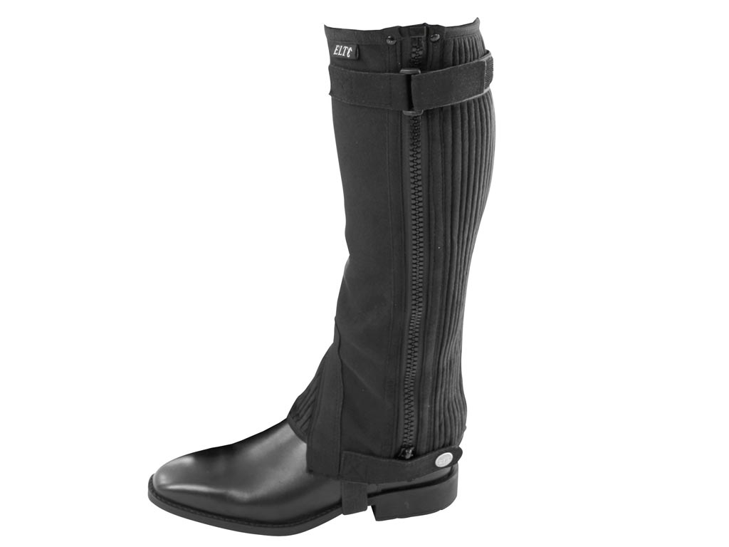 schwarzer Schuh mit schwarzen Mini-Chaps
