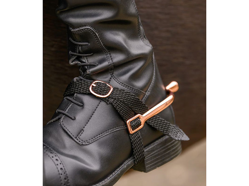 schwarzer Stiefel mit Sporenriemen rosegold