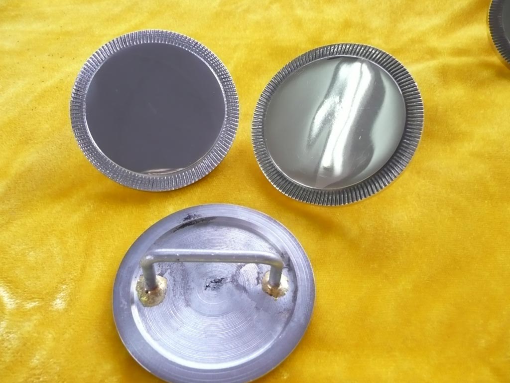 Drei silberne Rosetten in verschiedenen Positionen