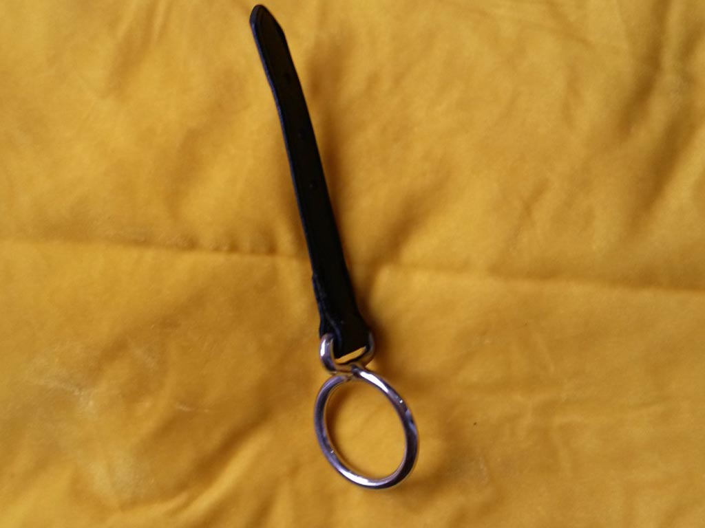 Silbernes Leinenauge mit schwarzem Leder