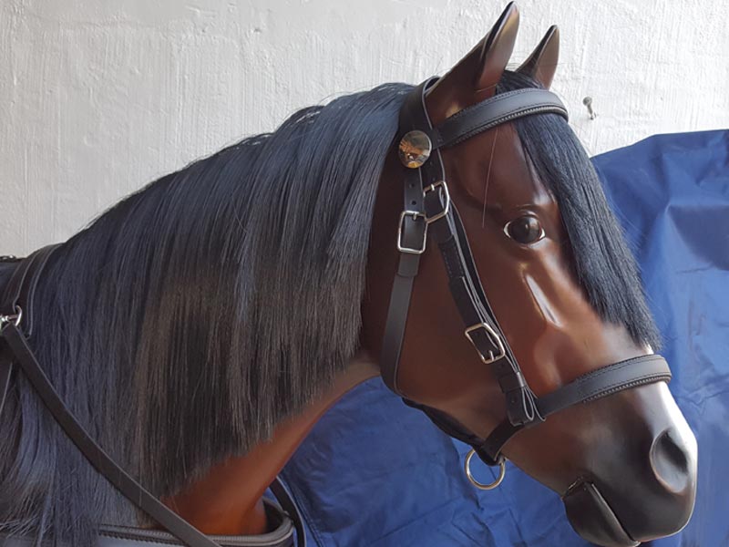 braune Pferdeattrappe mit Arbeitskopfgestell 