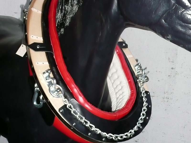 Schwarze Pferdeattrappe mit rot schwarzem Arbeitskummt