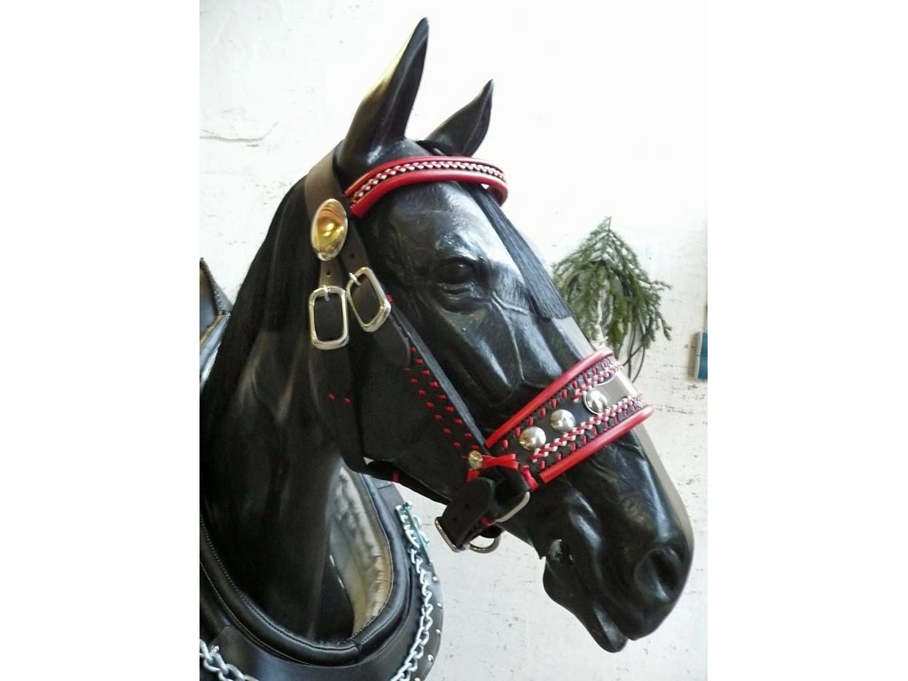 Schwarze Pferdeattrappe mit farbigem Kopfgestell