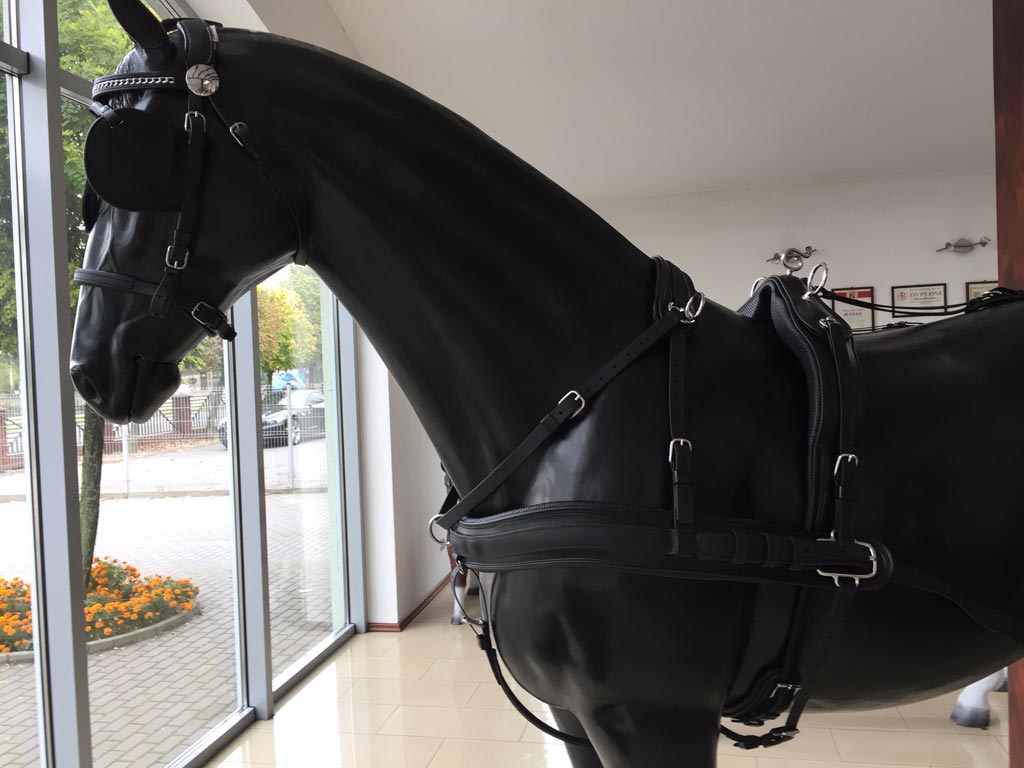 schwarzes Französisch Kummet  an schwarzer Pferdeattrappe