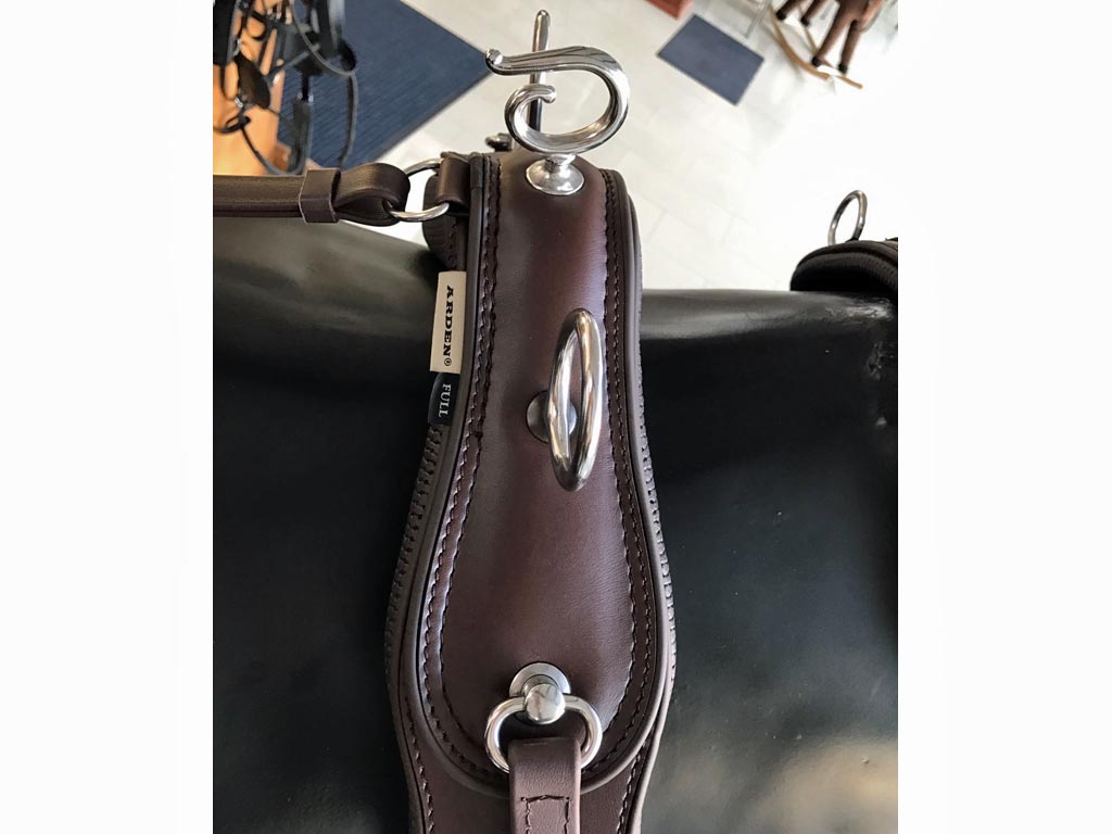 schwarzes Französisch Kummet  an schwarzer Pferdeattrappe