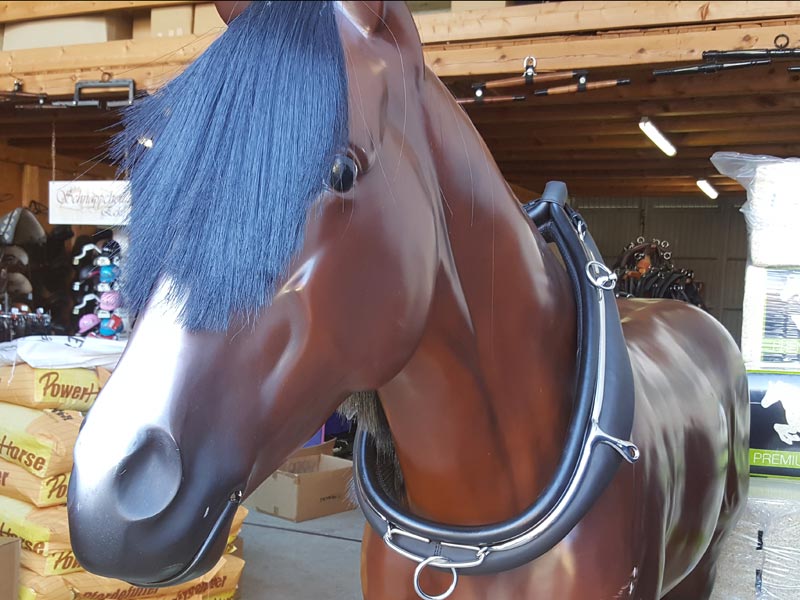 braune Pferdeattrappe mit Englisch Kummt 