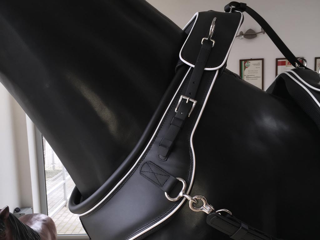 schwarzes Französisch Kummet  an schwarzer Pferdeattrappe