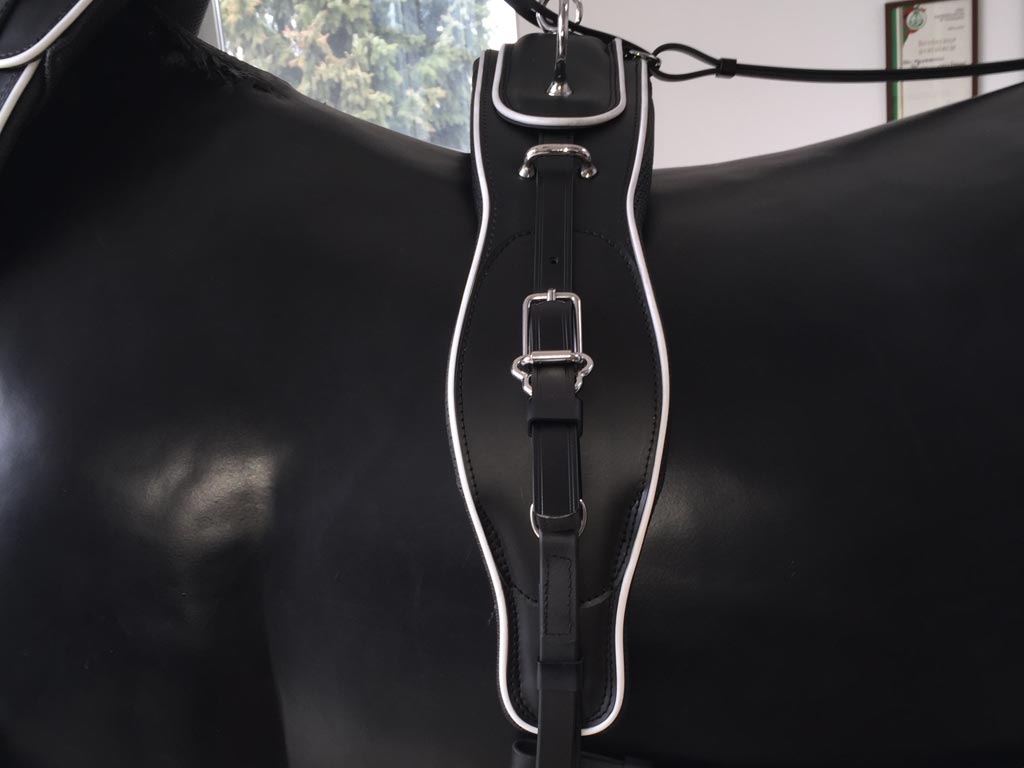 schwarzes Französisch Kummet  an schwarzer Pferdeattrappe