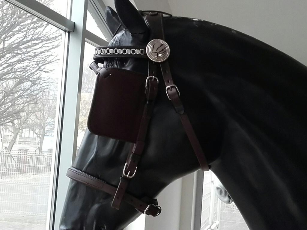 schwarzes Französisch Kummet  an schwarzer Pferdeattrappe