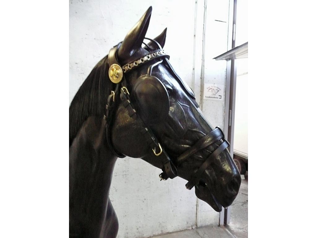 Schwarze Pferdeattrappe mit schwarzem Kopfteil und Scheuklappen