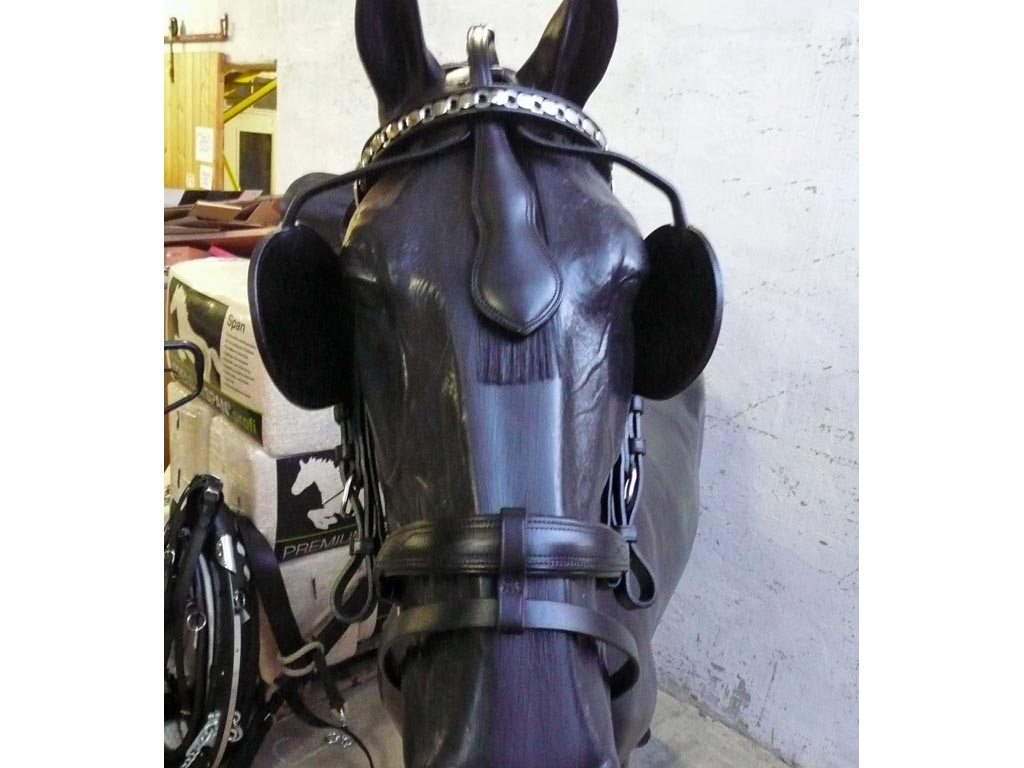 Schwarze Pferdeattrappe mit schwarzem Kopfteil und Scheuklappen
