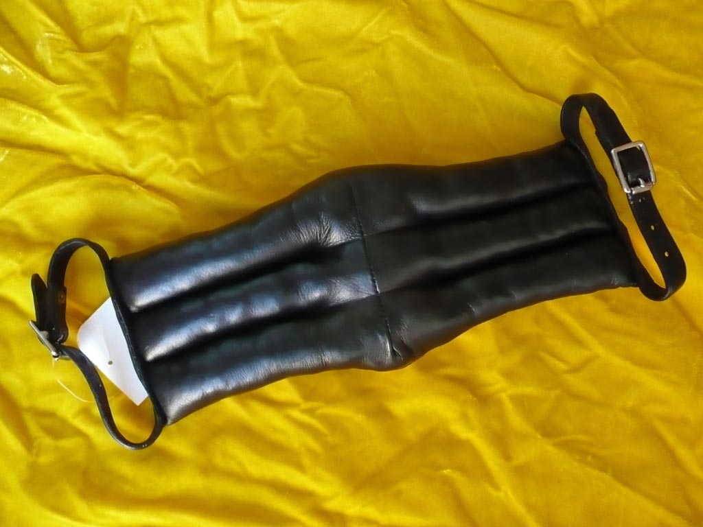 Schwarzes Unterkummtkissen