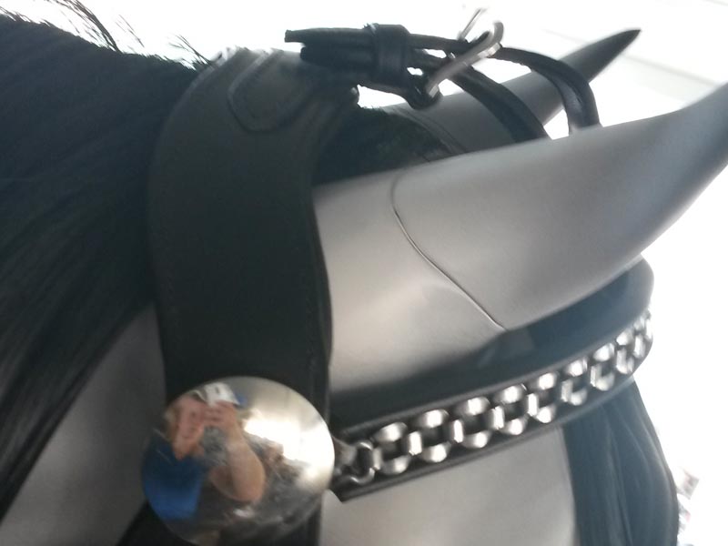 weiße Pferdeattrappe mit schwarzem Kopfstück mit Scheuklappen