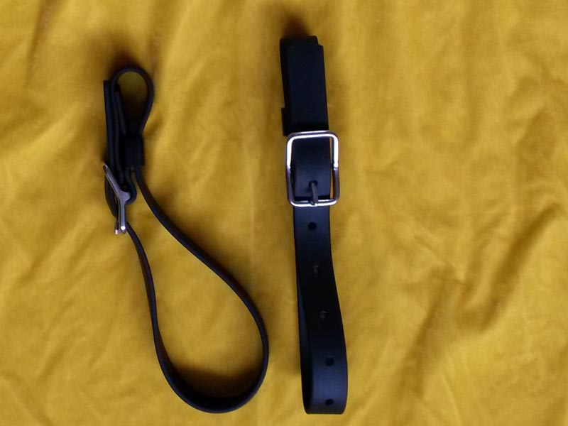 zwei schwarze Schlagriemen