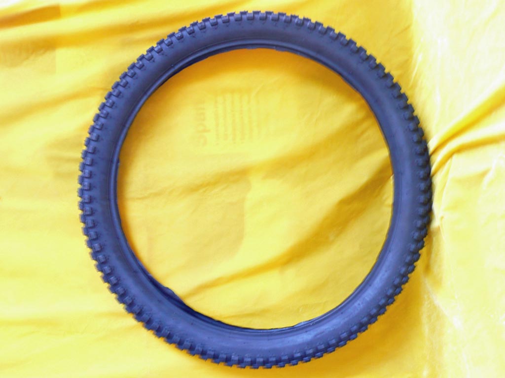 Schwarzer Mantel Reifen für Kutschenrad