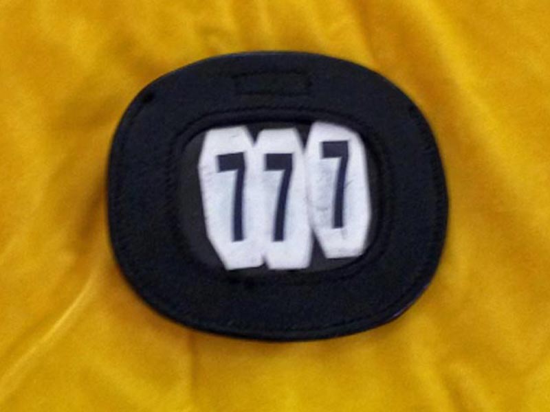 Schwarze Startnummer mit weisen Ziffern