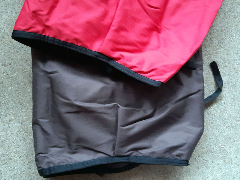 Regen-Fahrdecke mit Fleecelining, braun + rot Regen-Fahrdecke mit Fleecelining, braun + rot