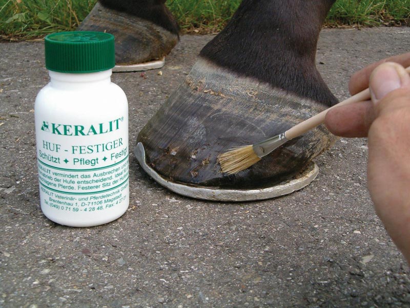 weiße Dose mit Pinsel und Aufschrift