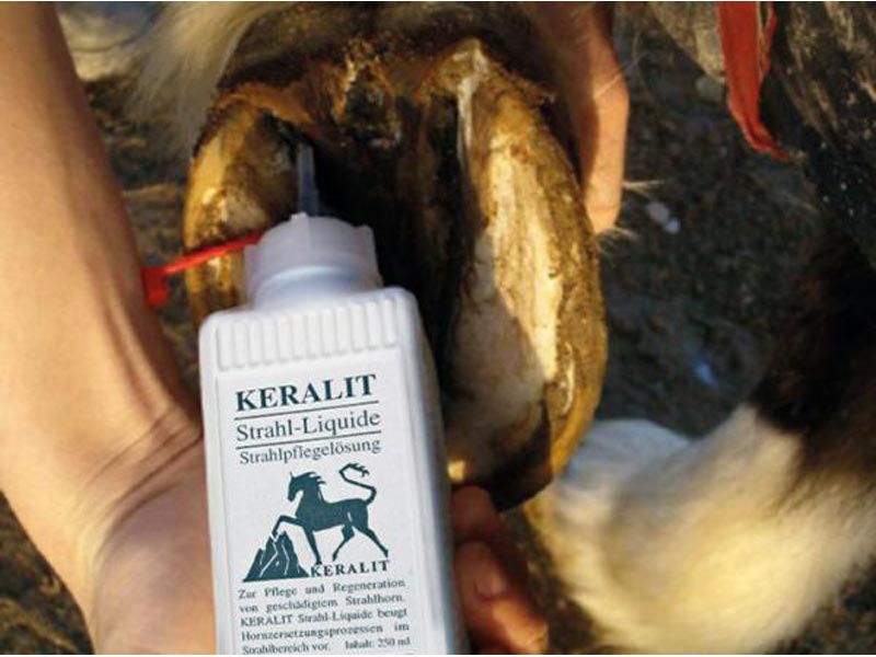 weiße Flasche mit Strahlliquid