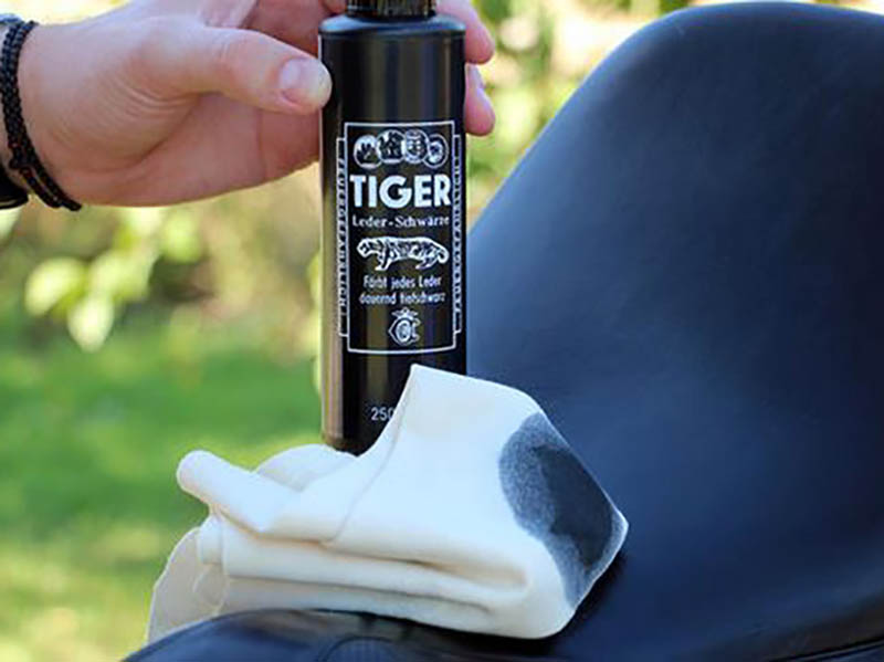 schwarze Flasche mit Lederschwärze