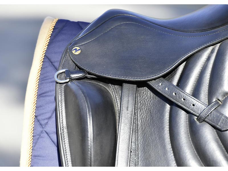 schwarzer Sattel mit D-Ring