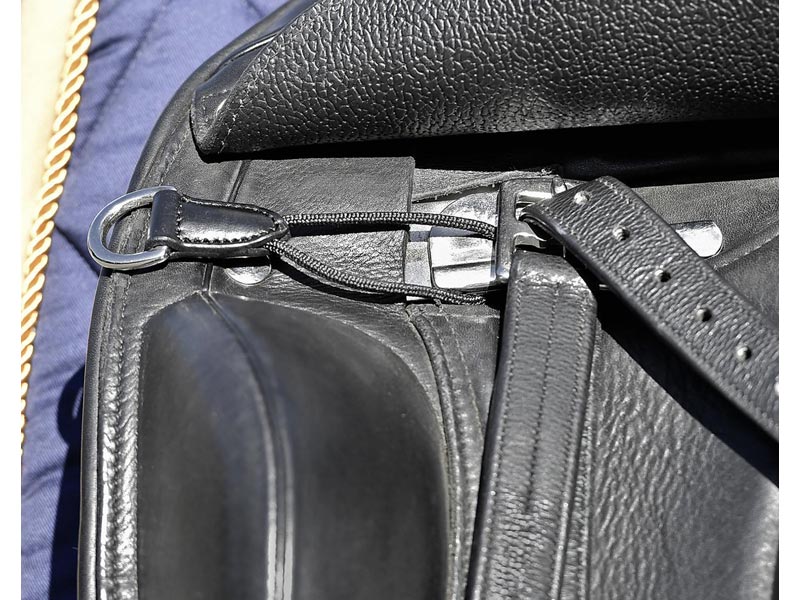 schwarzer Sattel mit D-Ring