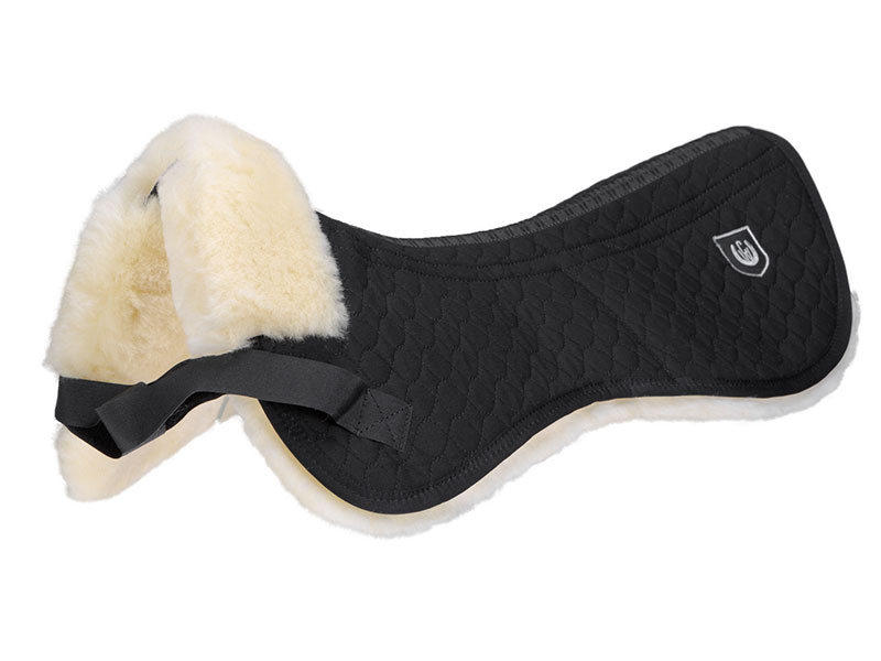 schwarzes Sattelpad mit Lammfell