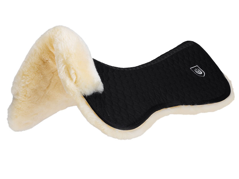 schwarzes Sattelpad mit Lammfell