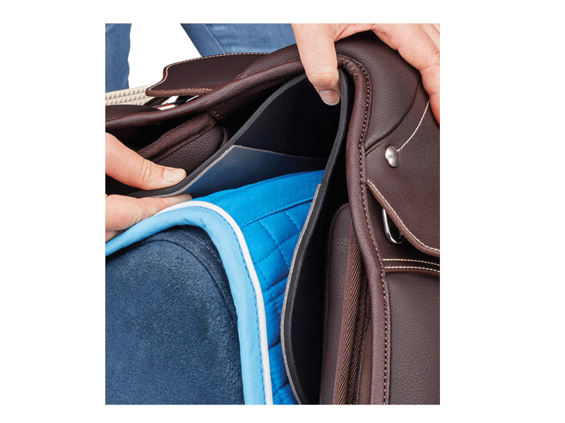 schwarzes Sattelpad unter braunem Sattel und bunter Satteldecke