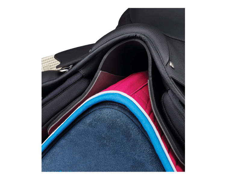 schwarzes Sattelpad unter schwarzem Sattel und bunter Satteldecke