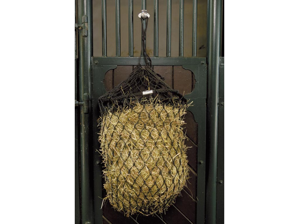 Heunetz gefüllt an Boxenwand