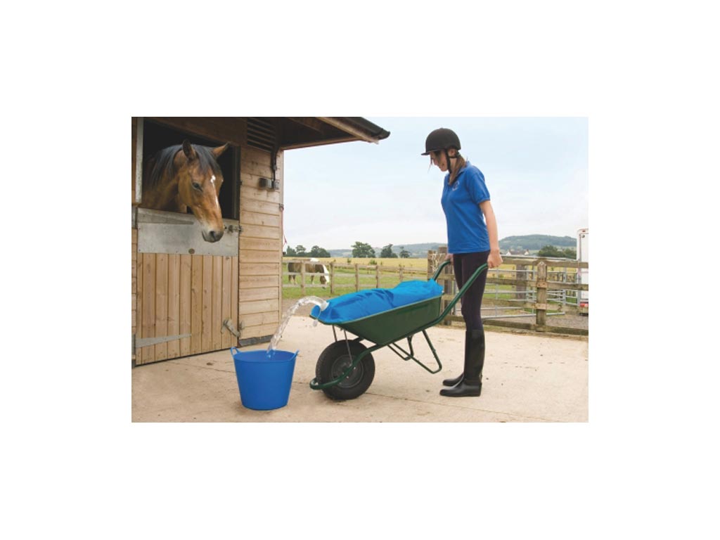 Blauer Wasserbehälter für Schubkarre