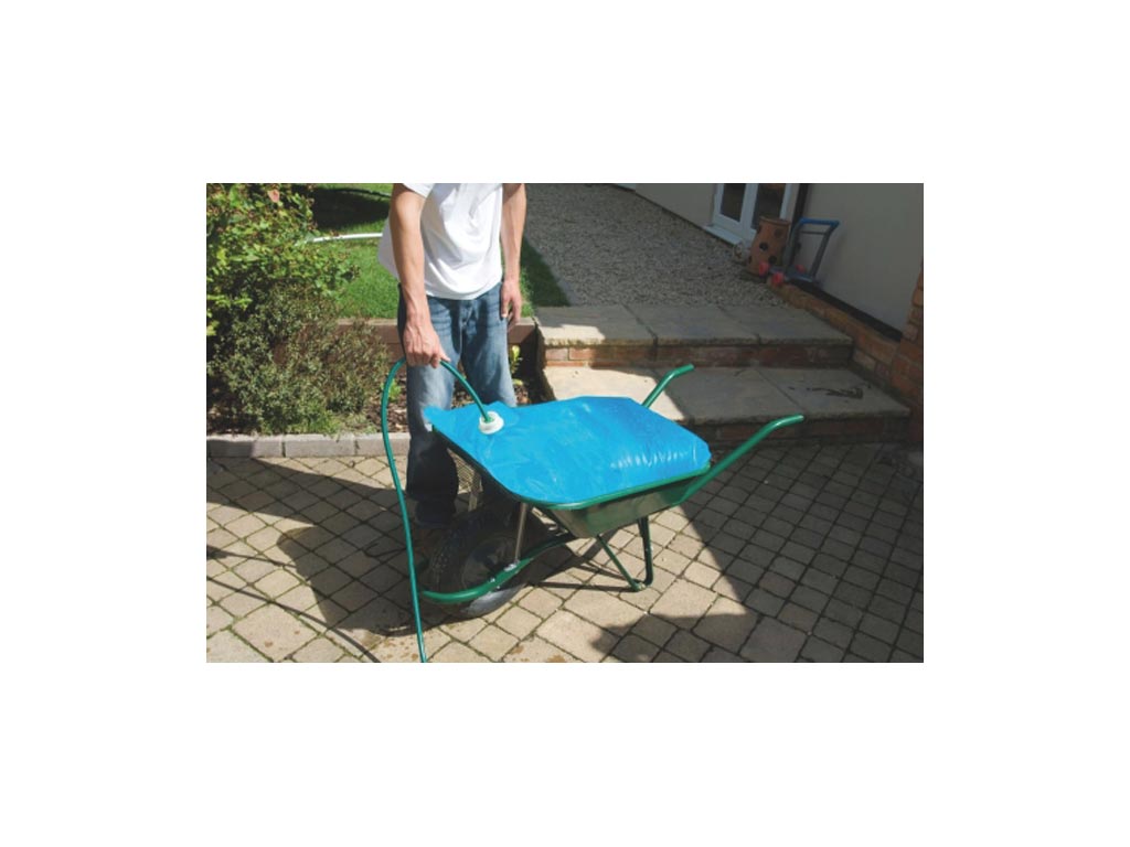 Blauer Wasserbehälter für Schubkarre