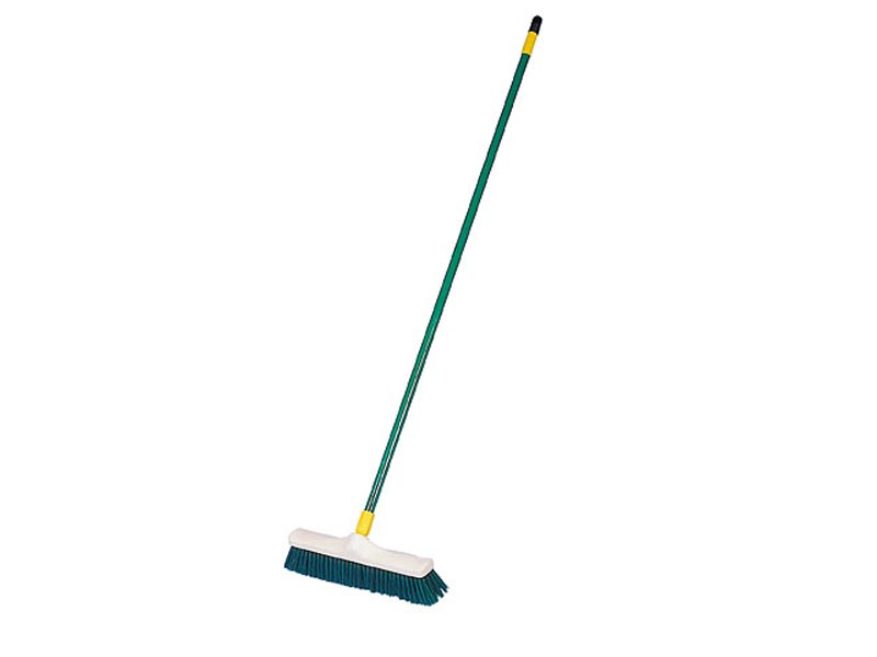 grüner Besen mit grünem Stiel