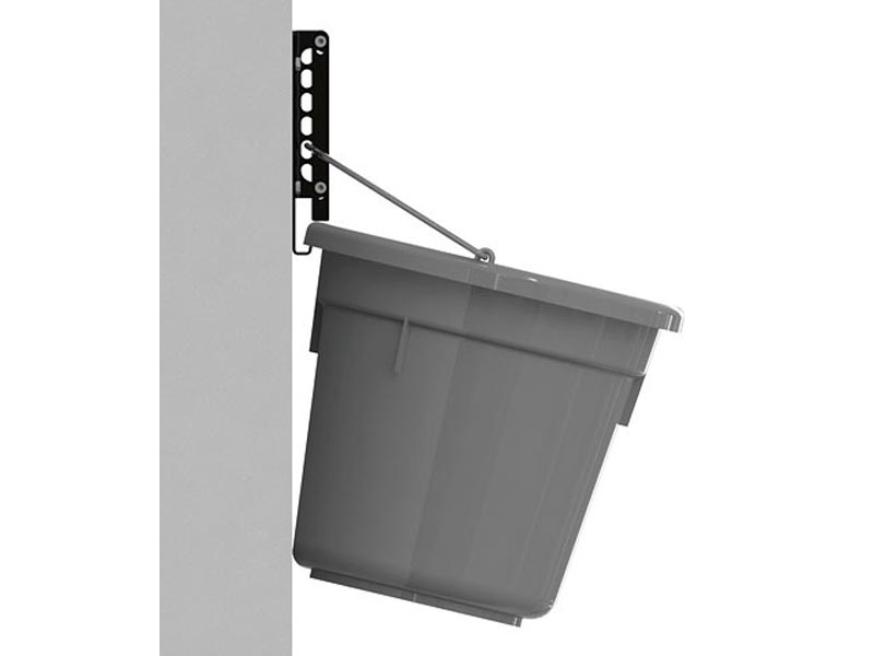 Futter- und Wassereimer an Halterung