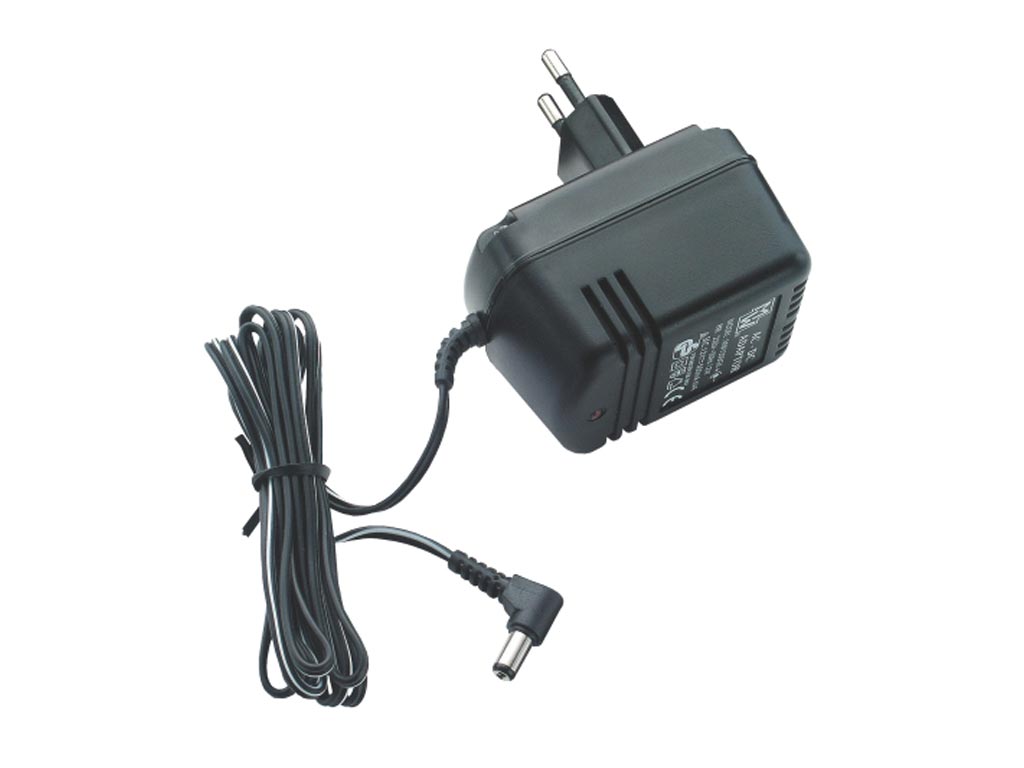 schwarzer Netzadapter