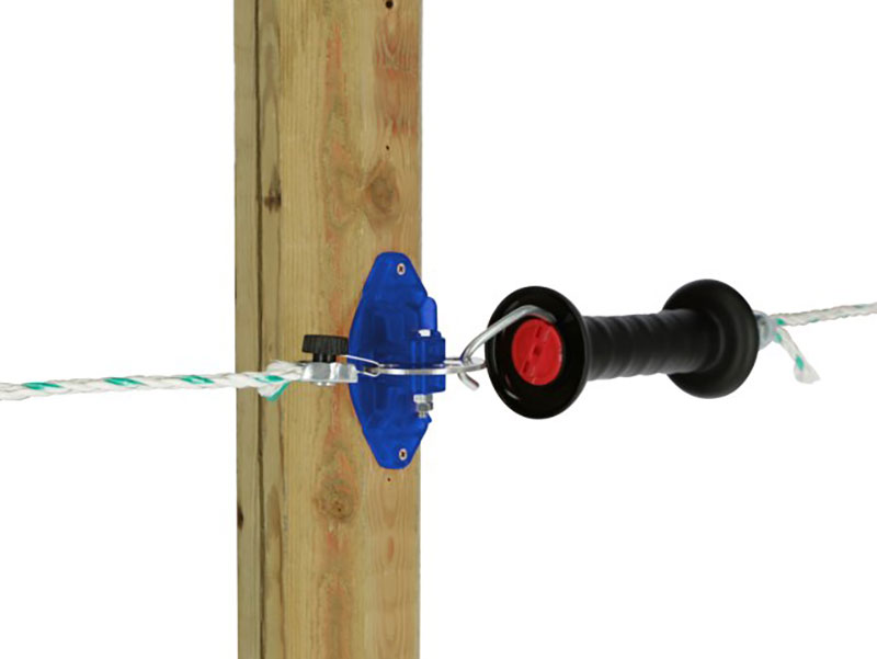 Zaunpfahl mit blauem Torisolator und Torgriff